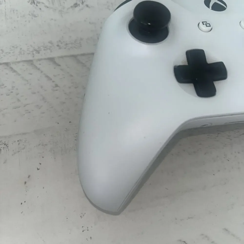 Microsoft Xbox One Wireless Controller Model 1708 White Pre-Owned